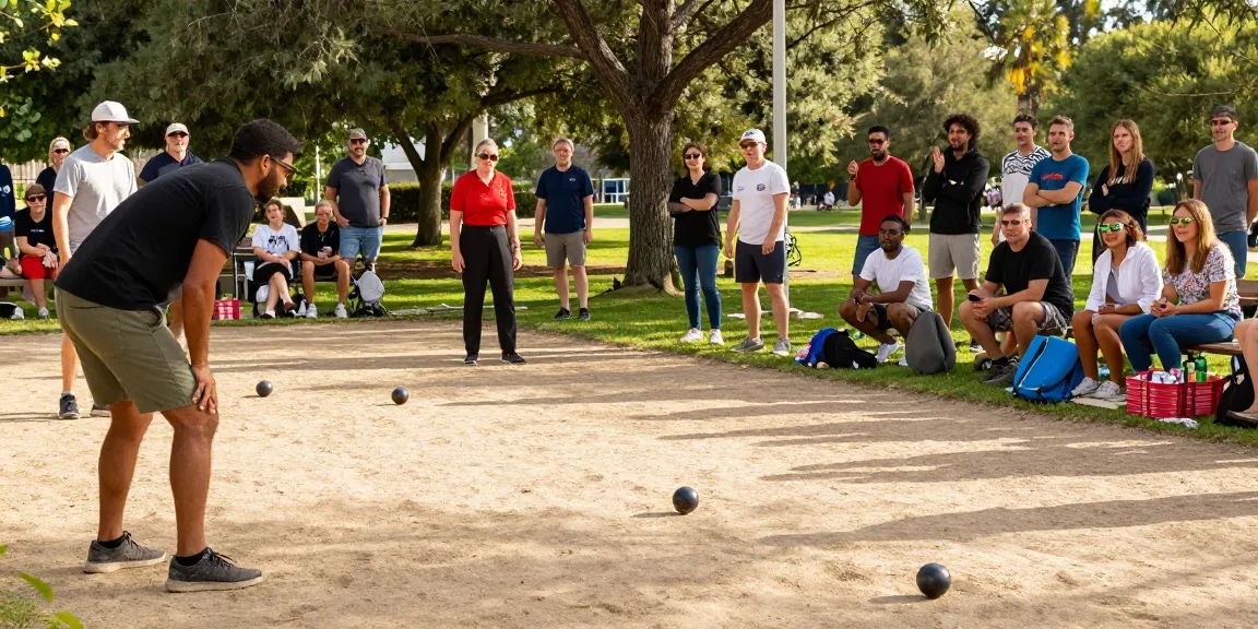 Suasana permainan petanque di fopikotapalu.org dengan pemain beragam bersaing di lapangan berpasir.